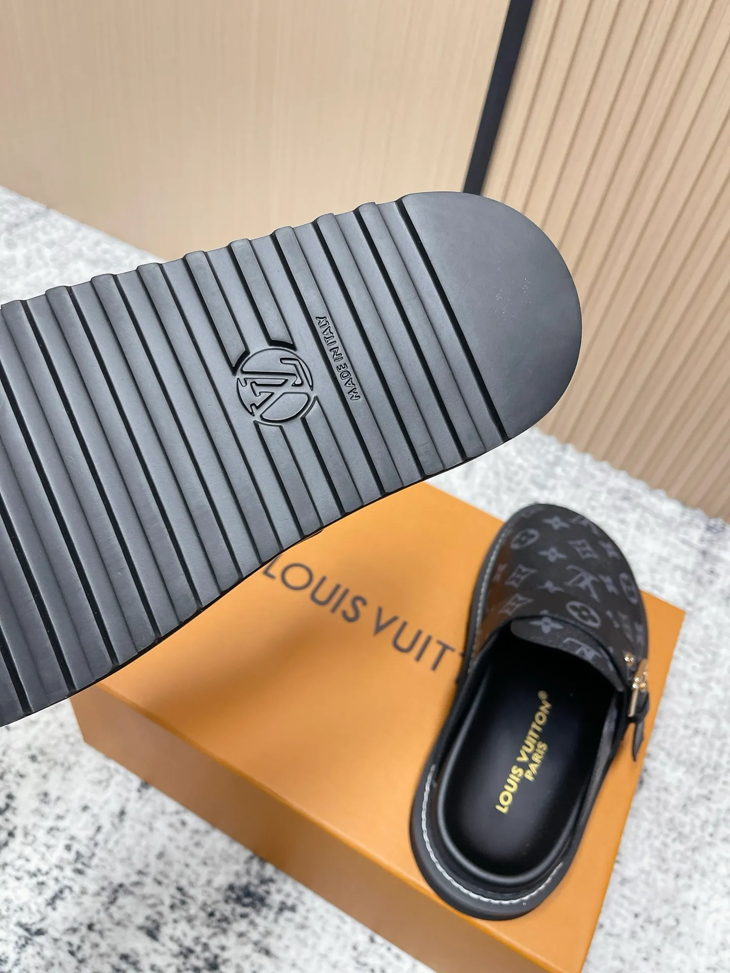 [L Family] P: 460💰 Size: 35-46 (female 40.41, male 45 46 custom-made) Top version Louis vuitton Lv new couple Birkenstock slippers. Cute and cute, not too good on the feet. Simple and high-end slingback design. Ready to wear and go. Good news for lazy people. Imported cowhide leather upper/imported old calico. Original hardware buckle, original molded high-density foam outsole.